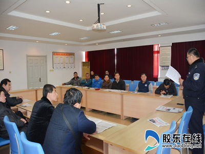 開發(fā)區(qū)交警大隊(duì)組織培訓(xùn)幼兒校車駕駛員(圖)