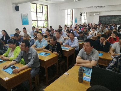 寶雞勞模的姐給出租車(chē)駕駛員講文明服務(wù)